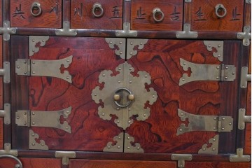 中古　アジア民芸家具　李朝デザイン　装飾性と機能性を兼ね備えた薬箪笥　(R-085694)