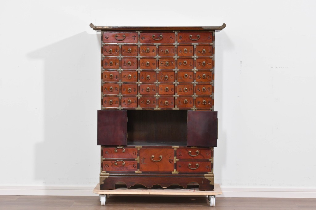 中古　アジア民芸家具　李朝デザイン　装飾性と機能性を兼ね備えた薬箪笥　(R-085694)