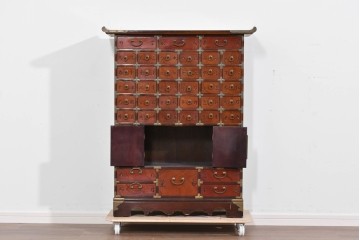 中古　アジア民芸家具　李朝デザイン　装飾性と機能性を兼ね備えた薬箪笥　(R-085694)