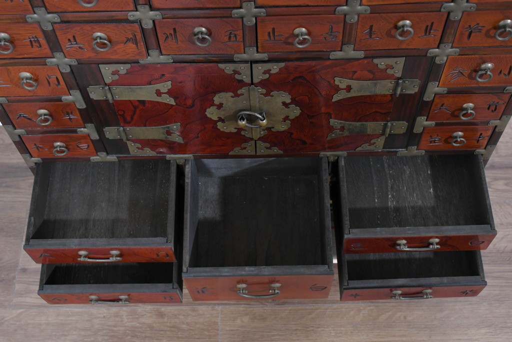 中古　アジア民芸家具　李朝デザイン　装飾性と機能性を兼ね備えた薬箪笥　(R-085694)