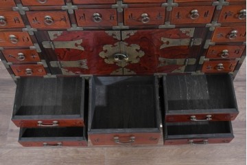 中古　アジア民芸家具　李朝デザイン　装飾性と機能性を兼ね備えた薬箪笥　(R-085694)