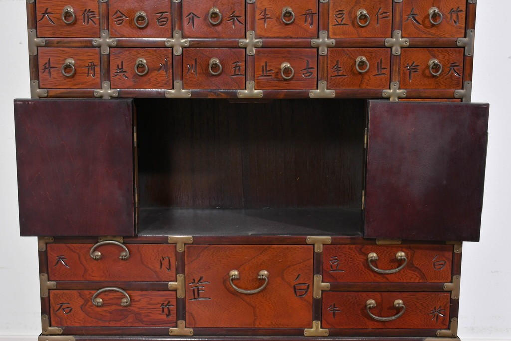 中古　アジア民芸家具　李朝デザイン　装飾性と機能性を兼ね備えた薬箪笥　(R-085694)