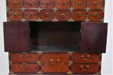 中古　アジア民芸家具　李朝デザイン　装飾性と機能性を兼ね備えた薬箪笥　(R-085694)