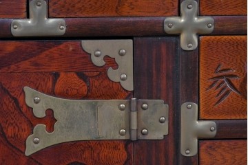 中古　アジア民芸家具　李朝デザイン　装飾性と機能性を兼ね備えた薬箪笥　(R-085694)