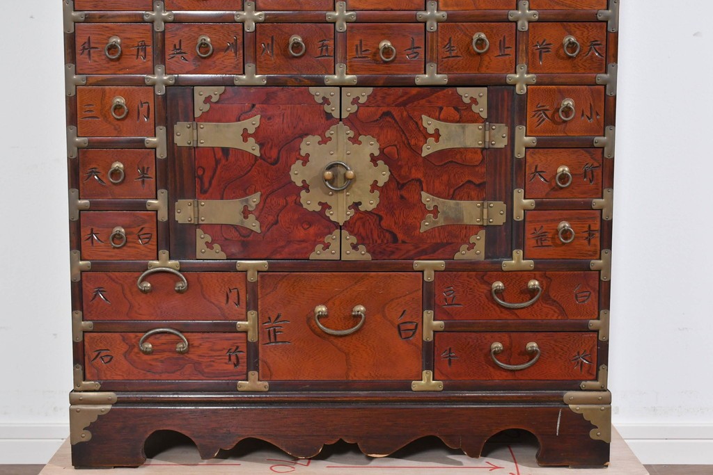 中古　アジア民芸家具　李朝デザイン　装飾性と機能性を兼ね備えた薬箪笥　(R-085694)