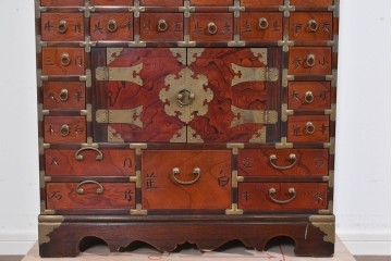 中古　アジア民芸家具　李朝デザイン　装飾性と機能性を兼ね備えた薬箪笥　(R-085694)
