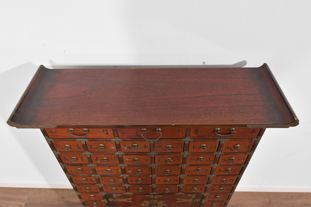 中古　アジア民芸家具　李朝デザイン　装飾性と機能性を兼ね備えた薬箪笥　(R-085694)
