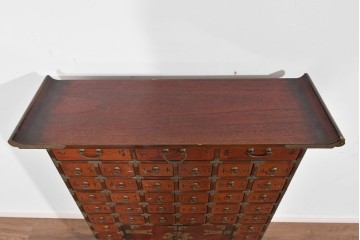 中古　アジア民芸家具　李朝デザイン　装飾性と機能性を兼ね備えた薬箪笥　(R-085694)