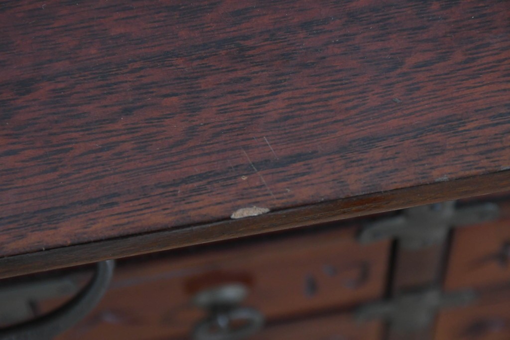 中古　アジア民芸家具　李朝デザイン　装飾性と機能性を兼ね備えた薬箪笥　(R-085694)