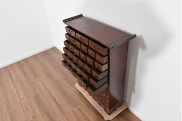 中古　アジア民芸家具　李朝デザイン　装飾性と機能性を兼ね備えた薬箪笥　(R-085694)