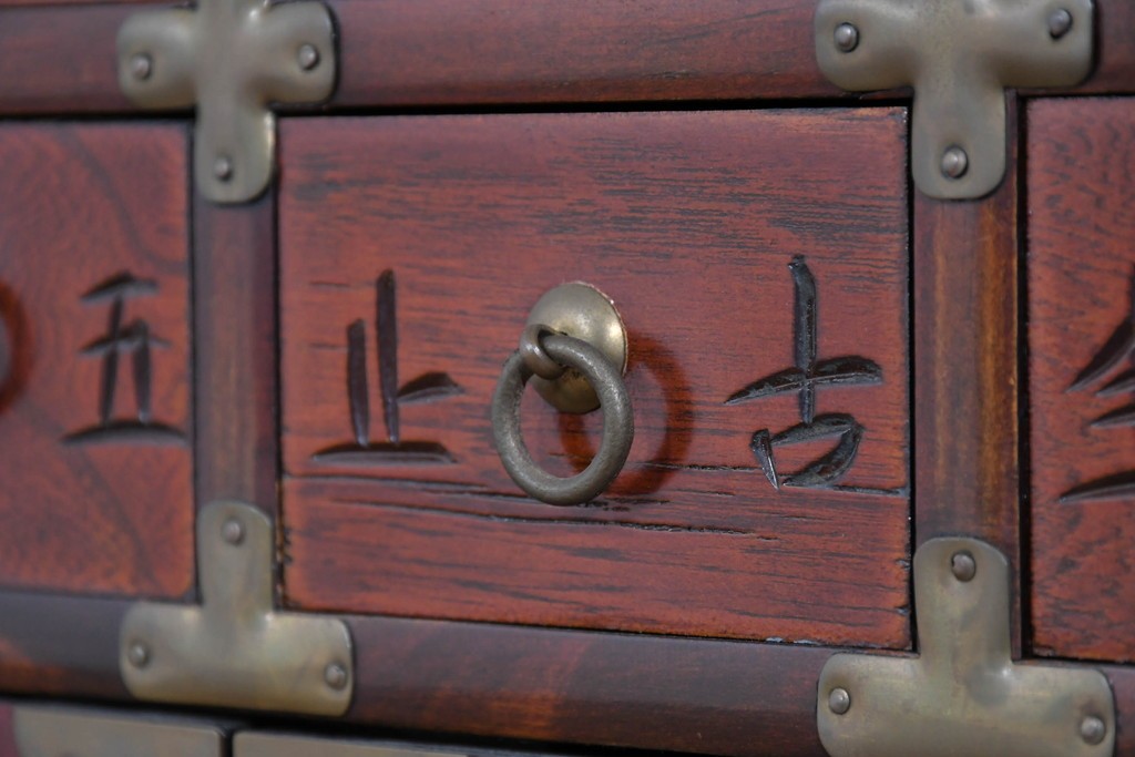 中古　アジア民芸家具　李朝デザイン　装飾性と機能性を兼ね備えた薬箪笥　(R-085694)