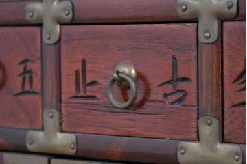 中古　アジア民芸家具　李朝デザイン　装飾性と機能性を兼ね備えた薬箪笥　(R-085694)