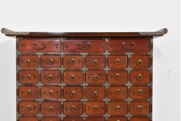 中古　アジア民芸家具　李朝デザイン　装飾性と機能性を兼ね備えた薬箪笥　(R-085694)