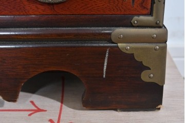 中古　アジア民芸家具　李朝デザイン　装飾性と機能性を兼ね備えた薬箪笥　(R-085694)