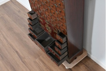 中古　アジア民芸家具　李朝デザイン　装飾性と機能性を兼ね備えた薬箪笥　(R-085694)