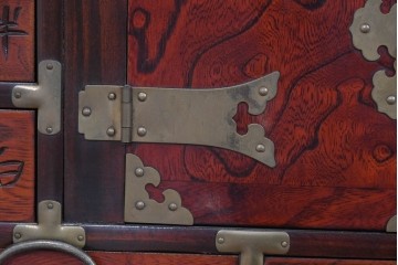 中古　アジア民芸家具　李朝デザイン　装飾性と機能性を兼ね備えた薬箪笥　(R-085694)