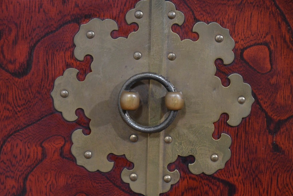 中古　アジア民芸家具　李朝デザイン　装飾性と機能性を兼ね備えた薬箪笥　(R-085694)