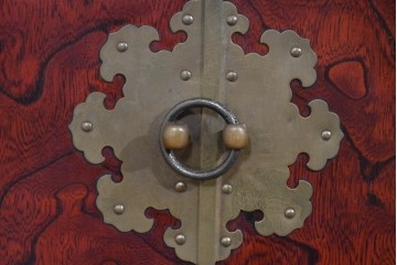 中古　アジア民芸家具　李朝デザイン　装飾性と機能性を兼ね備えた薬箪笥　(R-085694)