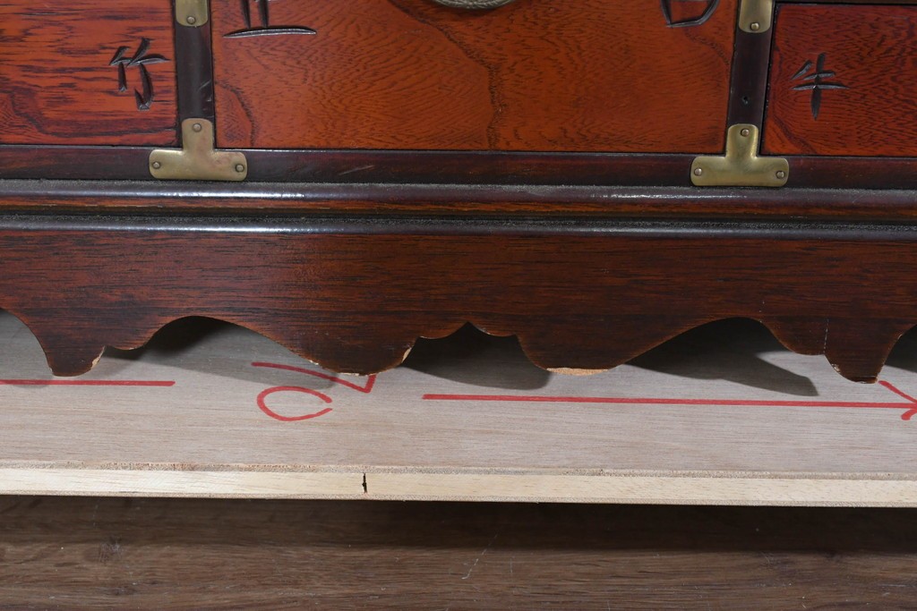 中古　アジア民芸家具　李朝デザイン　装飾性と機能性を兼ね備えた薬箪笥　(R-085694)