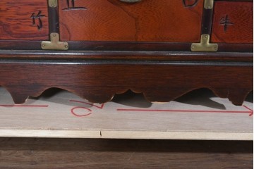 中古　アジア民芸家具　李朝デザイン　装飾性と機能性を兼ね備えた薬箪笥　(R-085694)