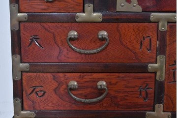 中古　アジア民芸家具　李朝デザイン　装飾性と機能性を兼ね備えた薬箪笥　(R-085694)