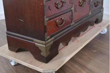 中古　アジア民芸家具　李朝デザイン　装飾性と機能性を兼ね備えた薬箪笥　(R-085694)