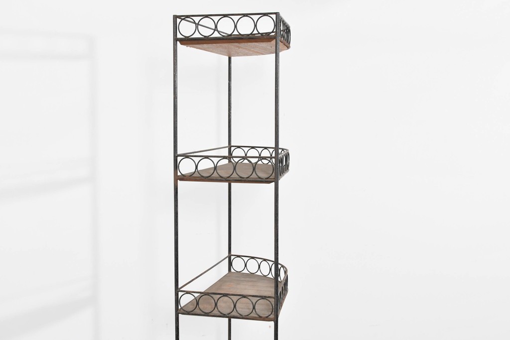 和製アンティーク　古い商店で使われていたアイアン製縦型コーナーラック　(R-085695)