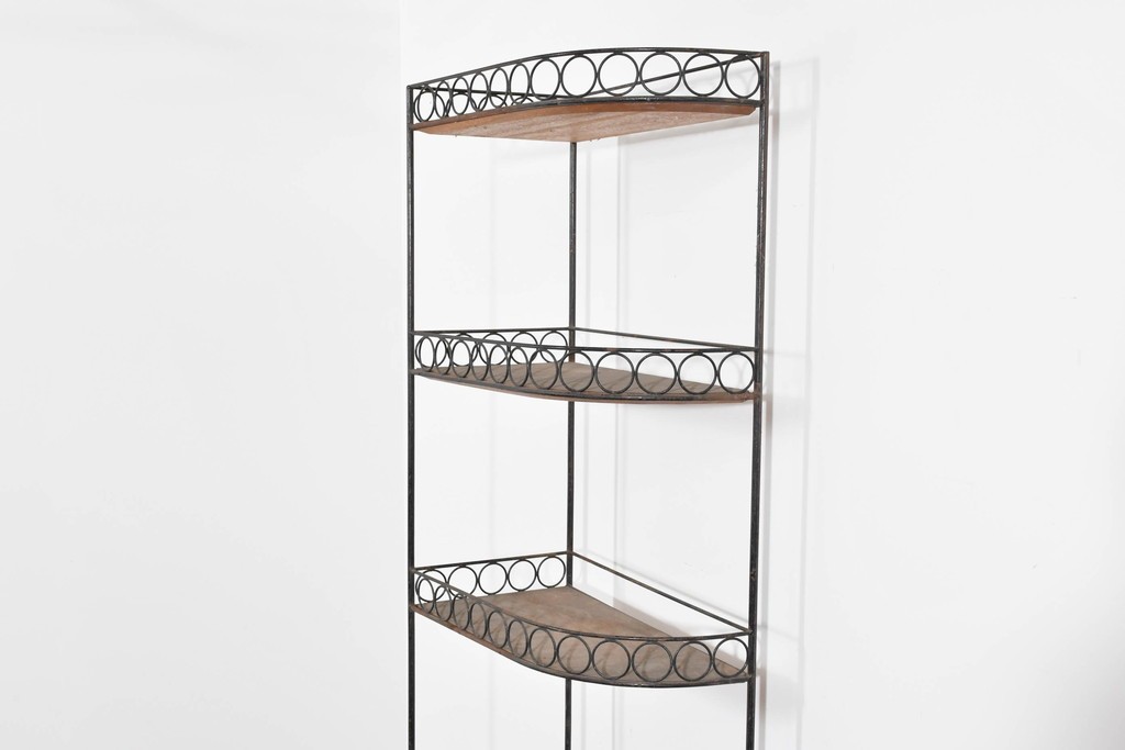 和製アンティーク　古い商店で使われていたアイアン製縦型コーナーラック　(R-085695)