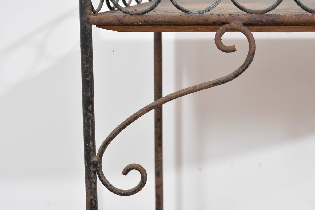 和製アンティーク　古い商店で使われていたアイアン製縦型コーナーラック　(R-085695)