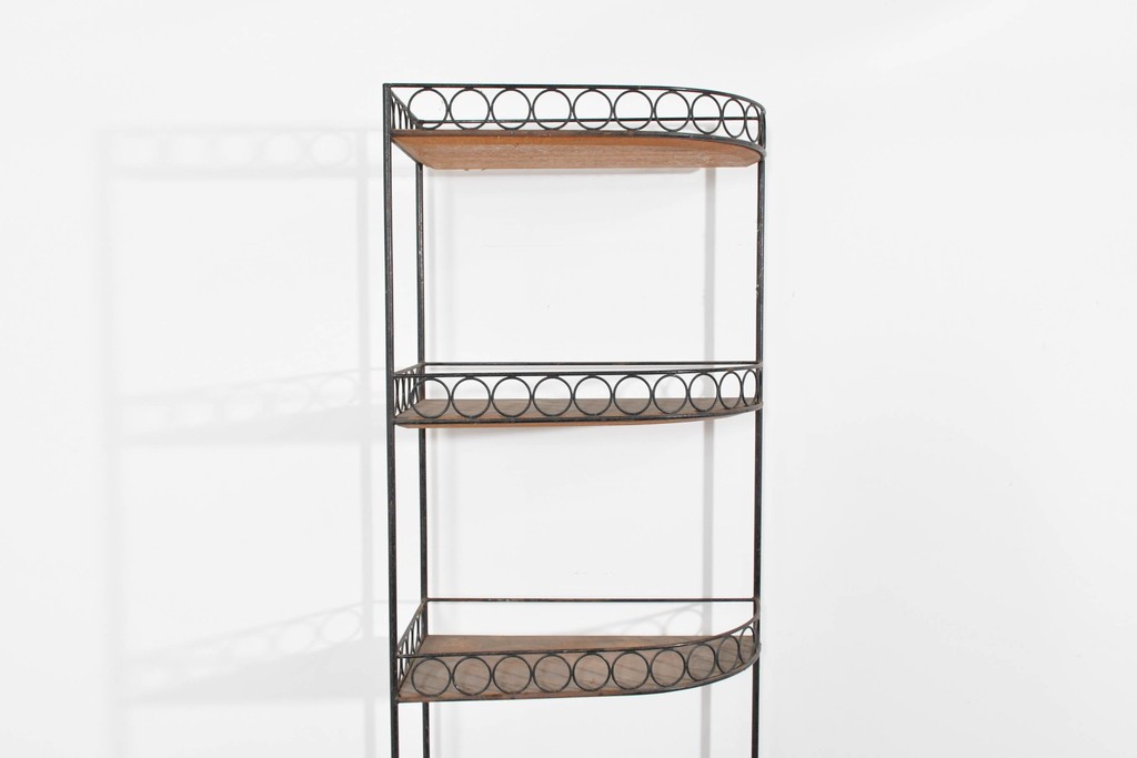 和製アンティーク　古い商店で使われていたアイアン製縦型コーナーラック　(R-085695)