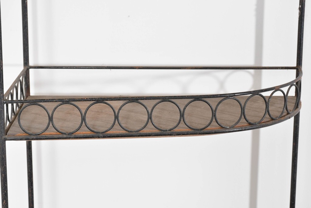 和製アンティーク　古い商店で使われていたアイアン製縦型コーナーラック　(R-085695)