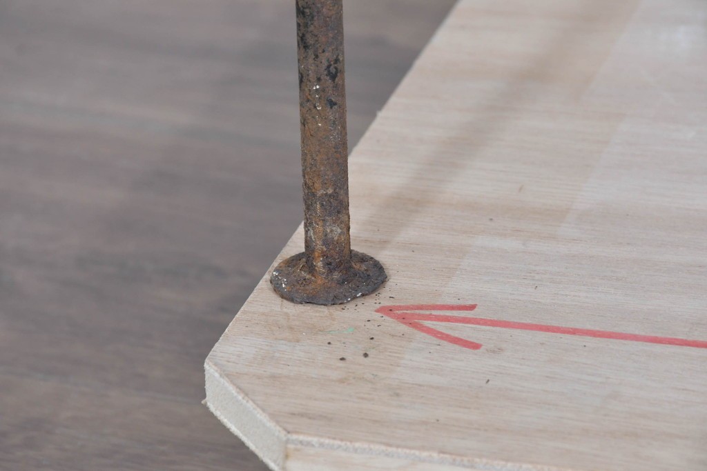 和製アンティーク　古い商店で使われていたアイアン製縦型コーナーラック　(R-085695)