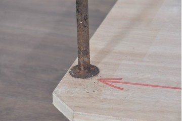 和製アンティーク　古い商店で使われていたアイアン製縦型コーナーラック　(R-085695)