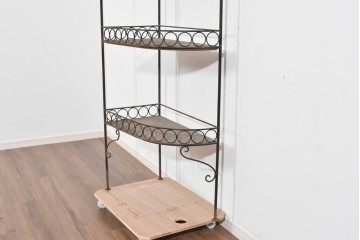 和製アンティーク　古い商店で使われていたアイアン製縦型コーナーラック　(R-085695)