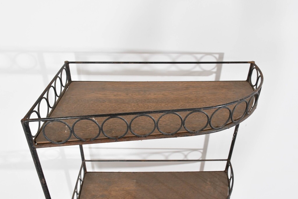 和製アンティーク　古い商店で使われていたアイアン製縦型コーナーラック　(R-085695)