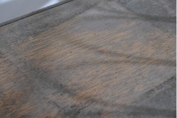 和製アンティーク　古い商店で使われていたアイアン製縦型コーナーラック　(R-085695)