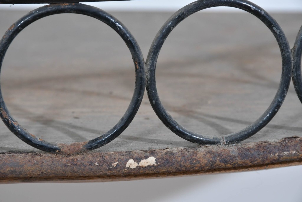 和製アンティーク　古い商店で使われていたアイアン製縦型コーナーラック　(R-085695)