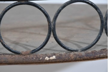 和製アンティーク　古い商店で使われていたアイアン製縦型コーナーラック　(R-085695)