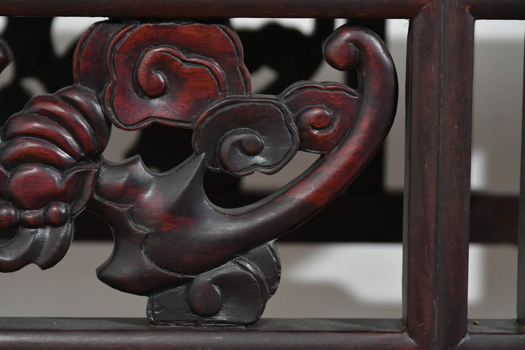 アジアンヴィンテージ　花梨(カリン)材　コウモリの彫刻があしらわれた希少デザインの飾り棚　(R-085696)