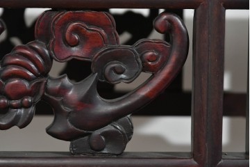 アジアンヴィンテージ　花梨(カリン)材　コウモリの彫刻があしらわれた希少デザインの飾り棚　(R-085696)