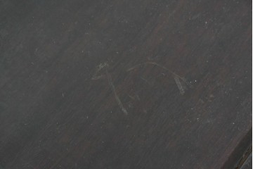 アジアンヴィンテージ　花梨(カリン)材　コウモリの彫刻があしらわれた希少デザインの飾り棚　(R-085696)