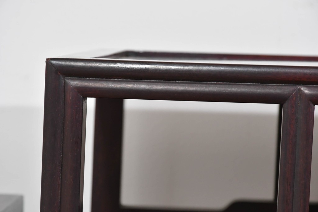 アジアンヴィンテージ　花梨(カリン)材　コウモリの彫刻があしらわれた希少デザインの飾り棚　(R-085696)