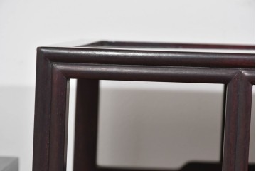 アジアンヴィンテージ　花梨(カリン)材　コウモリの彫刻があしらわれた希少デザインの飾り棚　(R-085696)