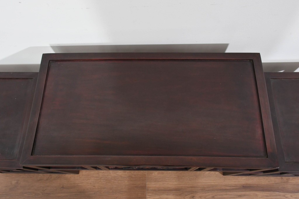 アジアンヴィンテージ　花梨(カリン)材　コウモリの彫刻があしらわれた希少デザインの飾り棚　(R-085696)