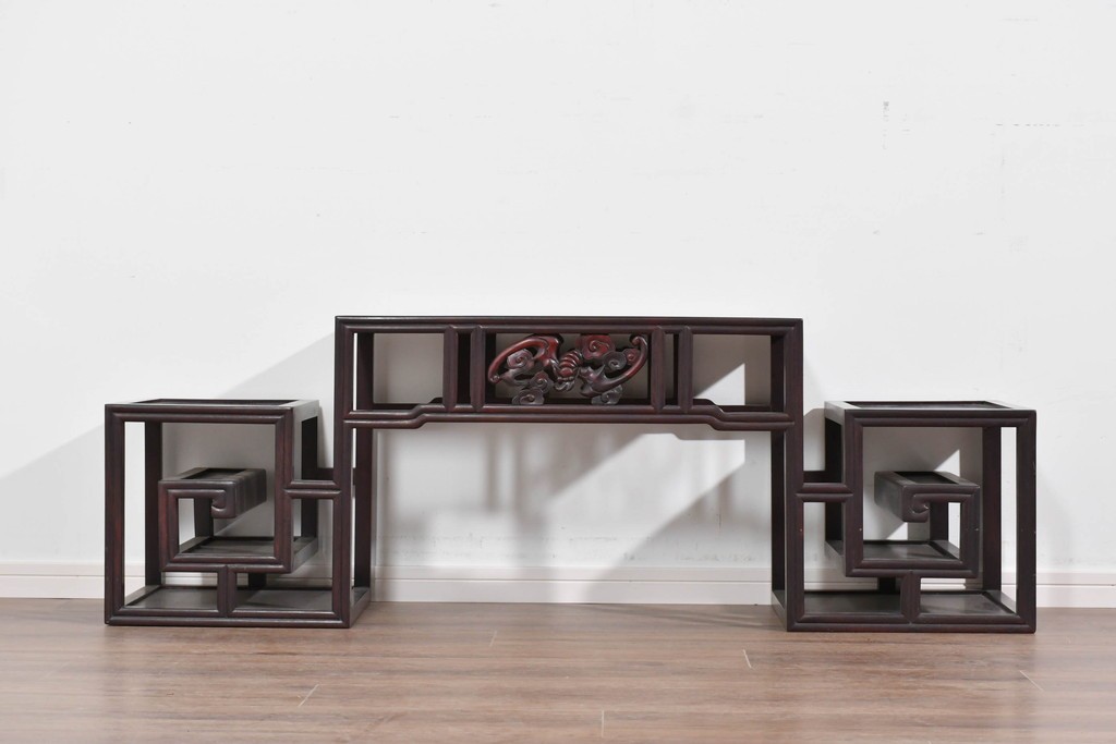 アジアンヴィンテージ　花梨(カリン)材　コウモリの彫刻があしらわれた希少デザインの飾り棚　(R-085696)