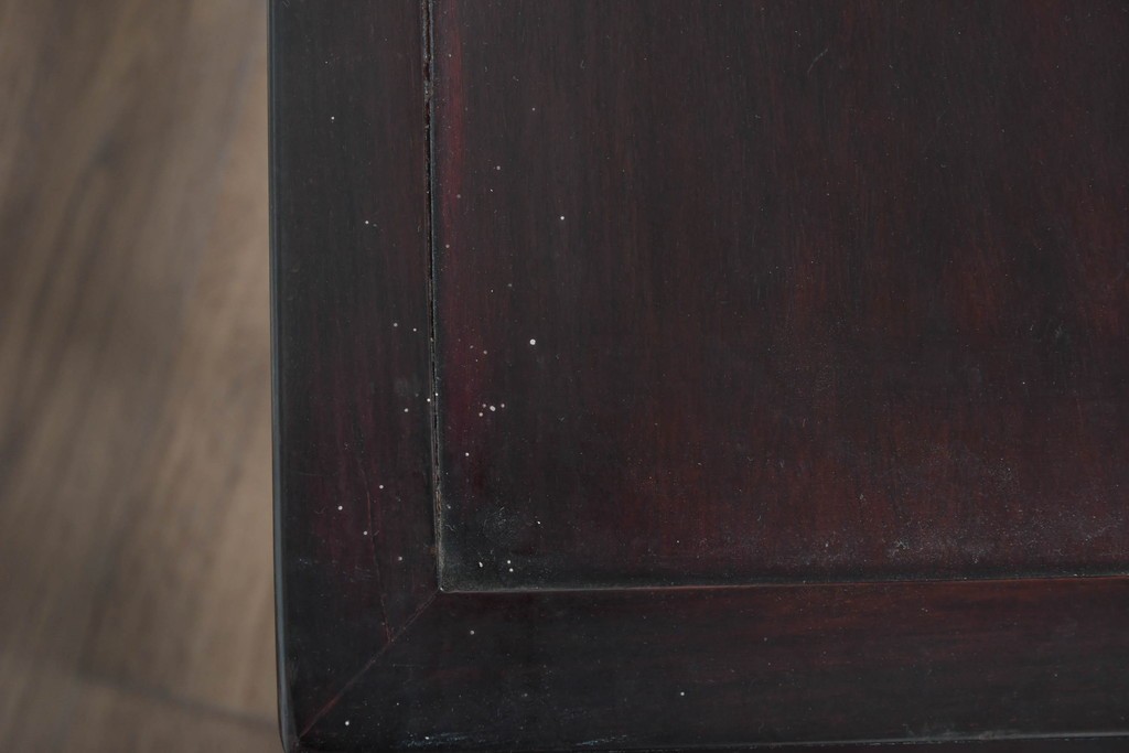 アジアンヴィンテージ　花梨(カリン)材　コウモリの彫刻があしらわれた希少デザインの飾り棚　(R-085696)