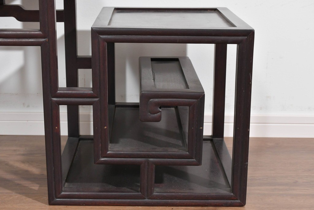 アジアンヴィンテージ　花梨(カリン)材　コウモリの彫刻があしらわれた希少デザインの飾り棚　(R-085696)