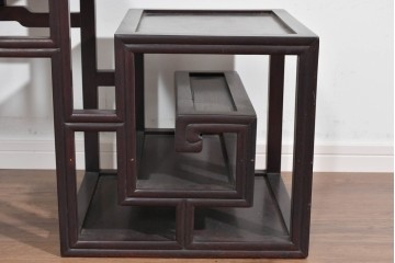 アジアンヴィンテージ　花梨(カリン)材　コウモリの彫刻があしらわれた希少デザインの飾り棚　(R-085696)