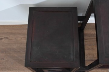 アジアンヴィンテージ　花梨(カリン)材　コウモリの彫刻があしらわれた希少デザインの飾り棚　(R-085696)