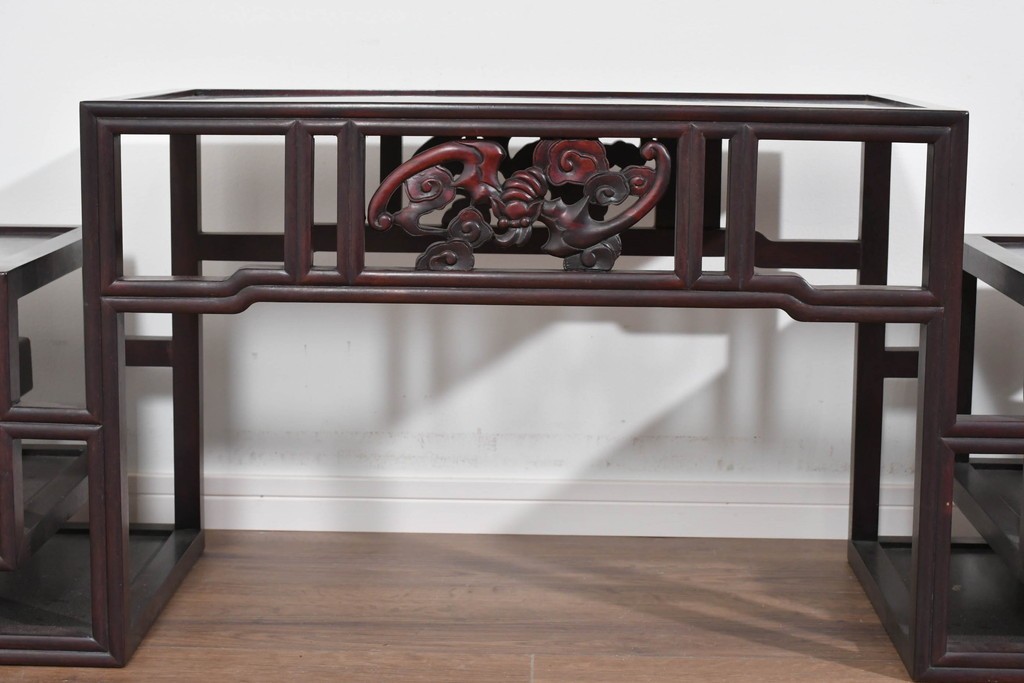 アジアンヴィンテージ　花梨(カリン)材　コウモリの彫刻があしらわれた希少デザインの飾り棚　(R-085696)